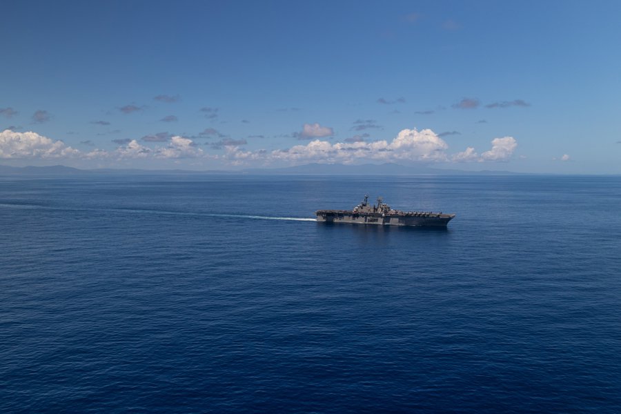 Crece la alarma de una guerra EEUU-Venezuela y las dudas sobre legalidad de bombardeos el buque USS Iwo Jima (LHD 7) navegando en el Mar Caribe durante un ejercicio con fuego real.