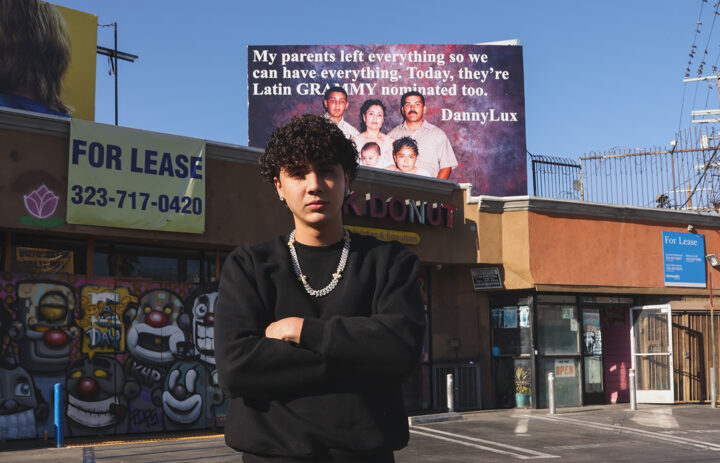 DannyLux lanza cartel en Los Ángeles con mensaje sobre inmigración y el sueño americano DannyLux