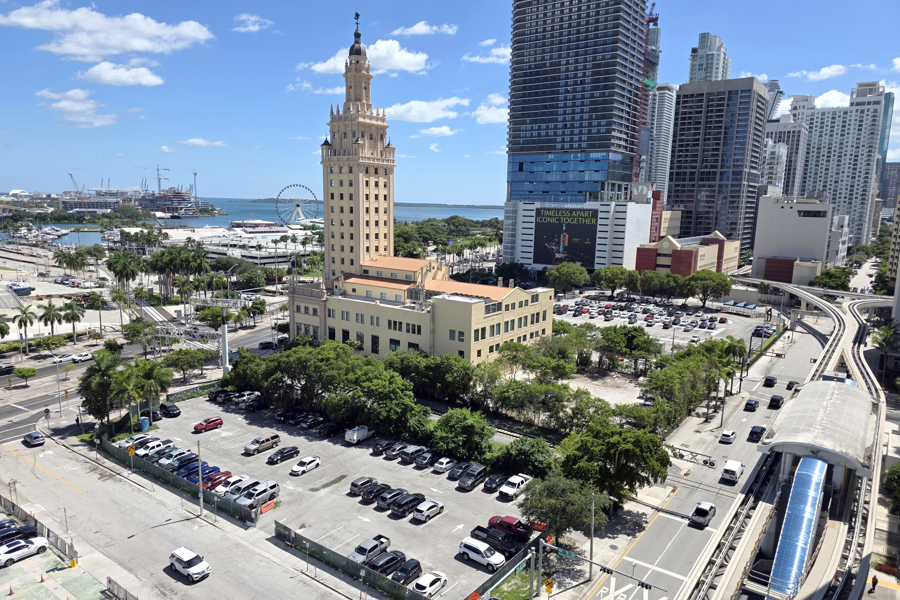 Florida aprueba regalarle un terreno a Trump en Miami para su biblioteca presidencial la Torre de la Libertad junto a zonas de estacionamiento