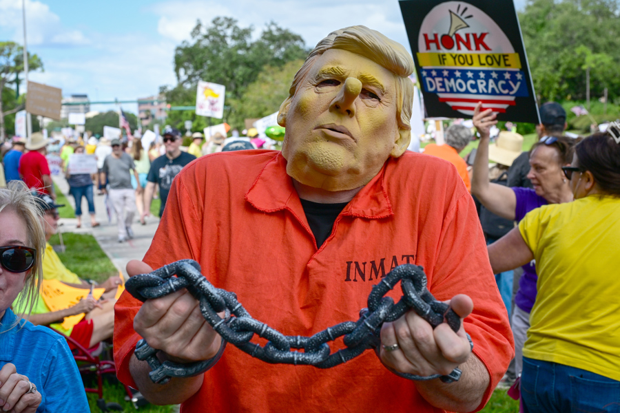 Miles de personas en todo EE.UU. protestan contra Trump: Miles de personas en todo EE.UU. protestan contra Trump: