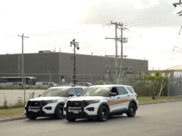 El gobernador de Illinois y alcalde de Chicago dicen que no darán "paso atrás" ante Trump vehículos de la Policía Estatal de Illinois afuera del centro de detención del Servicio de Inmigración