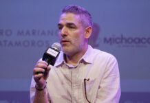 El director Fernando Eimbcke habla durante una rueda de prensa este sábado, en el Festival Internacional de Cine de Morelia