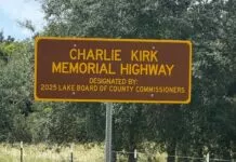 a placa de la calle 'Charlie Kirk Memorial Highway',