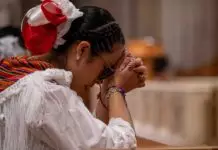 La importancia del pensamiento crítico fieles orando