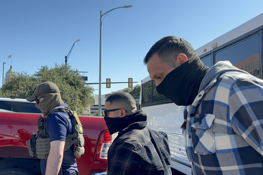 Bajo la sombra de ICE, las cortes migratorias en Texas empujan la ayuda a las aceras Bajo la sombra de ICE, las cortes migratorias en Texas empujan la ayuda a las aceras