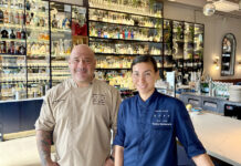El chef ejecutivo del restaurante Doya, Erhan Kostepen (i), posa junto a la souschef del mismo restaurante, Yendry Santamaría