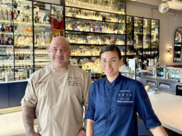 El chef ejecutivo del restaurante Doya, Erhan Kostepen (i), posa junto a la souschef del mismo restaurante, Yendry Santamaría