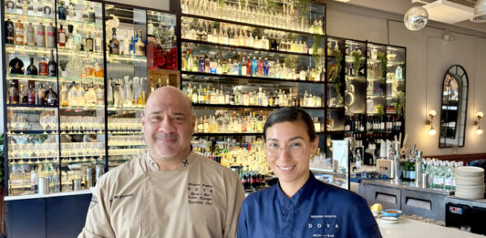 El chef ejecutivo del restaurante Doya, Erhan Kostepen (i), posa junto a la souschef del mismo restaurante, Yendry Santamaría