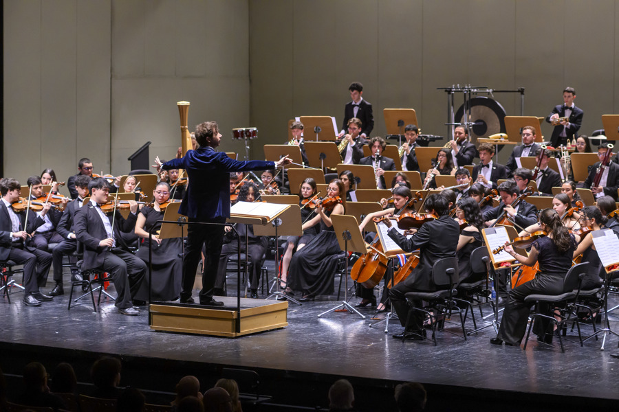 El director de orquesta, Andr&eacute;s Salado, al frente de la Orquesta Sinf&oacute;nica Juvenil de Costa Rica, al comienzo del concierto solidario de Ayuda en Acci&oacute;n