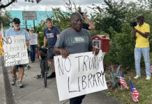 Protestan en Miami contra la futura biblioteca de Trump durante su visita a la ciudad Protestan en Miami contra la futura biblioteca de Trump durante su visita a la ciudad