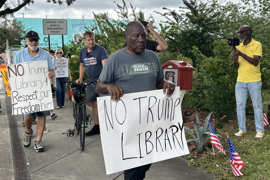 Protestan en Miami contra la futura biblioteca de Trump durante su visita a la ciudad Protestan en Miami contra la futura biblioteca de Trump durante su visita a la ciudad