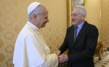 El papa saluda a Robert de Niro en el Vaticano: "Es un placer conocerle"