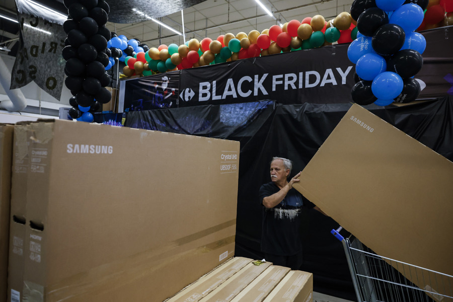 En v&iacute;speras del 'Black Friday' ya se ven filas y montoneras por los descuentos en Brasil