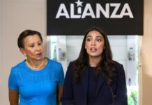 Las-congresistas-democratas-de-Nueva-York-Nydia-M.-Velazquez-i-y-Alexandria-Ocasio-Cortez-696x465