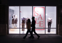 Promociones del Black Friday atraen a compradores en Houston