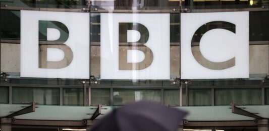 El director general y la directora de informativos de la BBC dimiten por presunta parcialidad