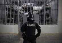 Los venezolanos enviados por EEUU a la cárcel de Bukele denuncian torturas, revela HRW