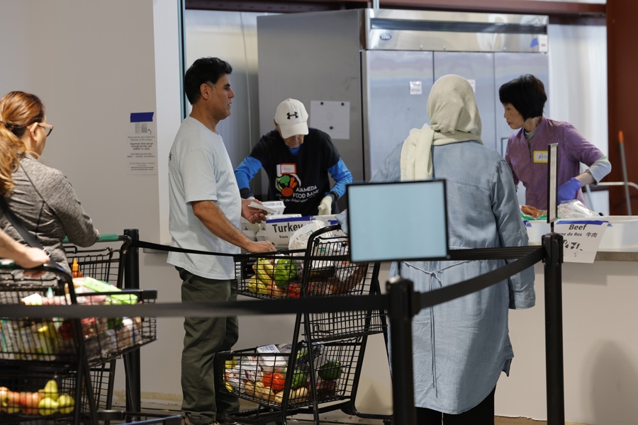 Clients shop at Alameda Food Bank during federal shutdown supermercado