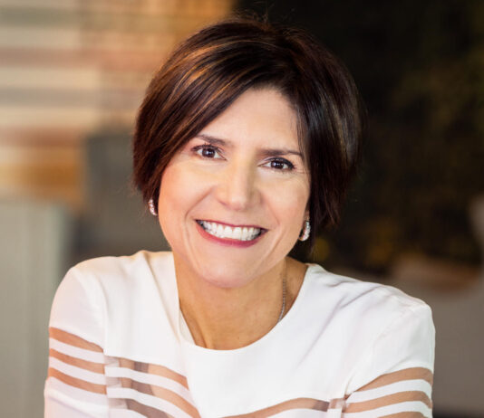 la colombiana Adriana Noreña, su vicepresidenta para Hispanoamérica.