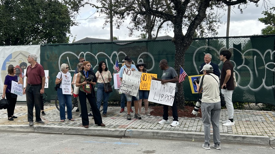 Protestan en Miami contra la futura biblioteca de Trump durante su visita a la ciudad