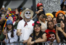 México celebra un desfile de Día de Muertos cada vez más internacional Personas participan en el desfile del Día de Muertos este sábado, en Ciudad de México