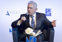 Uribe opina que Colombia "corre el riesgo" de bombardeos por "albergar terroristas" Uribe