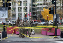 Integrantes de la Guardia Nacional de Estados Unidos custodian este miércoles, cerca de la Casa Blanca