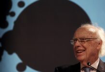 Muere James Watson, científico que ayudó a descubrir la estructura del ADN, a los 97 años DNA co-discoverer James Watson dies at 97