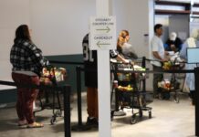 Silencio y largas filas en bancos de comida ante incertidumbre de programa SNAP supermercado