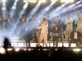 Bad Bunny pone toque tropical a fans locales y extranjeros en primer concierto en México