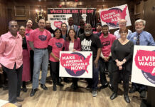 El vicegobernador de Nueva York, Antonio Delgado (c), posa junto a el grupo de One Fair Wage