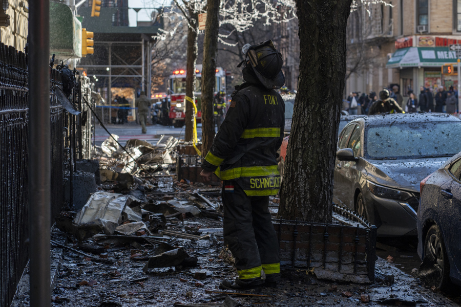 Al menos tres heridos leves en un grave incendio en edificio de viviendas de Nueva York