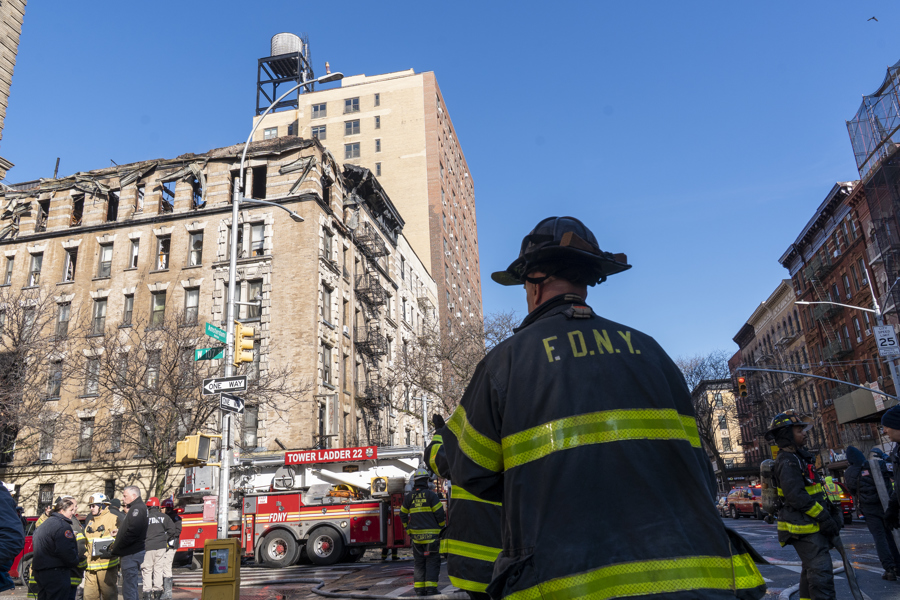 Al menos tres heridos leves en un grave incendio en edificio de viviendas de Nueva York incendio en Nueva York
