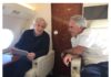 Jeffrey Epstein (d) con el filósofo y activista Noam Chomsky.