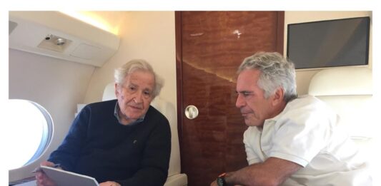 Jeffrey Epstein (d) con el filósofo y activista Noam Chomsky.