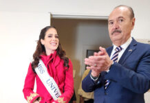 La Miss Universo Fátima Bosch (i) posa junto a el cónsul de México en Nueva York, Marcos Bucio Mújica, durante su visita a la sede del consulado de México este lunes, en Nueva York