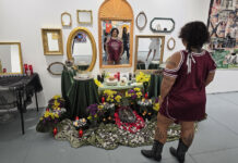 AI denuncia la crueldad en Alligator Alcatraz con una exhibición de arte en Miami El objetivo de las obras, que estarán expuestas hasta el próximo domingo, es "elevar la voz de lo que está pasando" en el centro de detención "y enfrentar a la gente con la realidad", prosiguió Fischer.