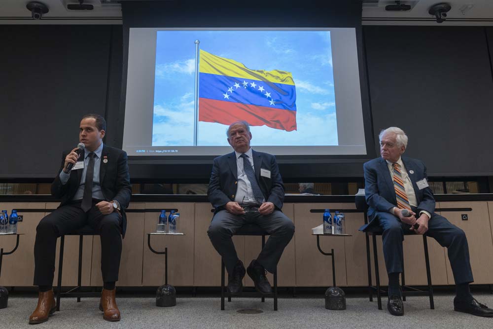 Los activistas políticos venezolanos Pedro Urruchurtu (i), Carlos Blanco (c) y el exembajador estadounidense Michale Skol hablan durante un evento de la Asociación Venezolano-Estadounidense de EE.UU. (VAAUS) en Nueva York.