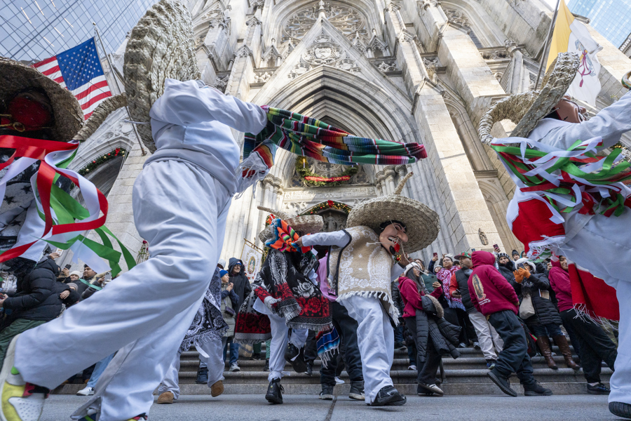 Mexicanos en Nueva York desaf&iacute;an el fr&iacute;o y al ICE para honrar a la Virgen de Guadalupe