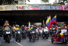 Disfrazados de piratas y con imágenes de Trump, chavistas rechazan incautación de buques