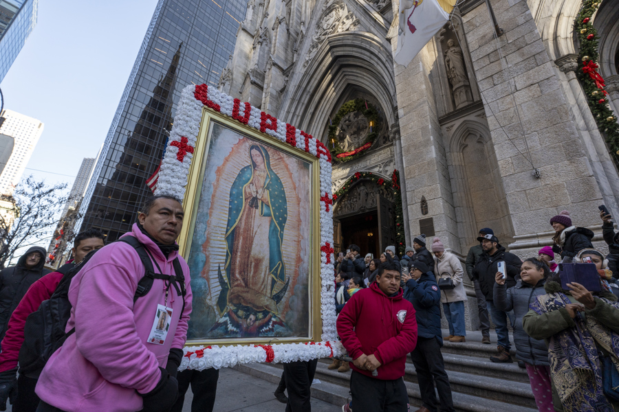 Mexicanos en Nueva York desaf&iacute;an el fr&iacute;o y al ICE para honrar a la Virgen de Guadalupe