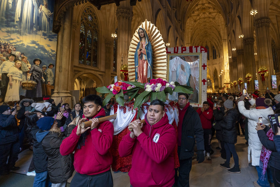 Mexicanos en Nueva York desaf&iacute;an el fr&iacute;o y al ICE para honrar a la Virgen de Guadalupe