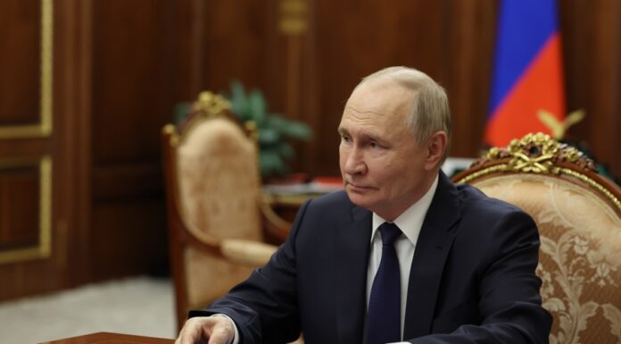 Putin solo se reunirá con Trump y Zelenski si es para firmar acuerdo final Russian President Vladimir Putin meets Moscow Region Governor Andrei Vorobyov