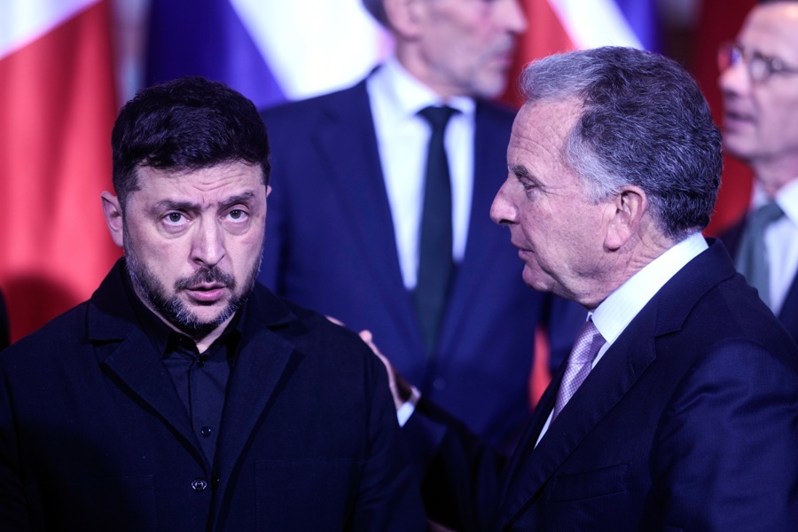 Berlin hosts summit with key European leaders on Ukraine peace Volodymyr Zelensky (L) and US Special Envoy Steve Witkoff