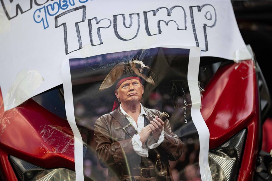Disfrazados de piratas y con im&aacute;genes de Trump, chavistas rechazan incautaci&oacute;n de buques