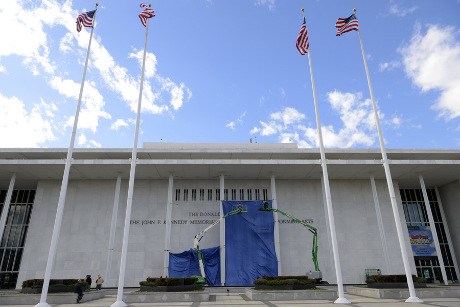 Centro Kennedy de las Artes a&ntilde;ade nombre de Trump a su fachada tras pol&eacute;mico rebautizo