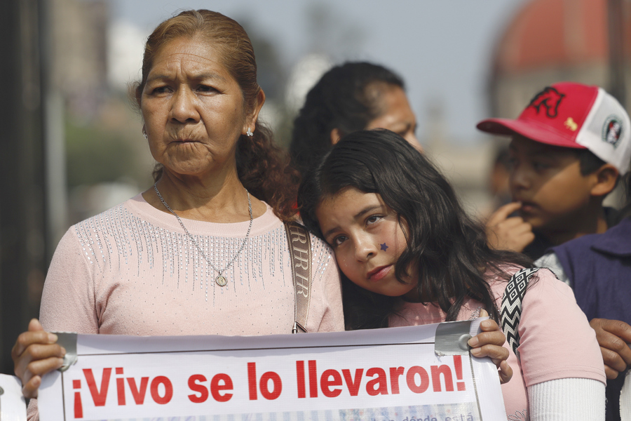 Familias mexicanas de Ayotzinapa encomiendan su lucha a la Virgen, a 11 a&ntilde;os sin justicia