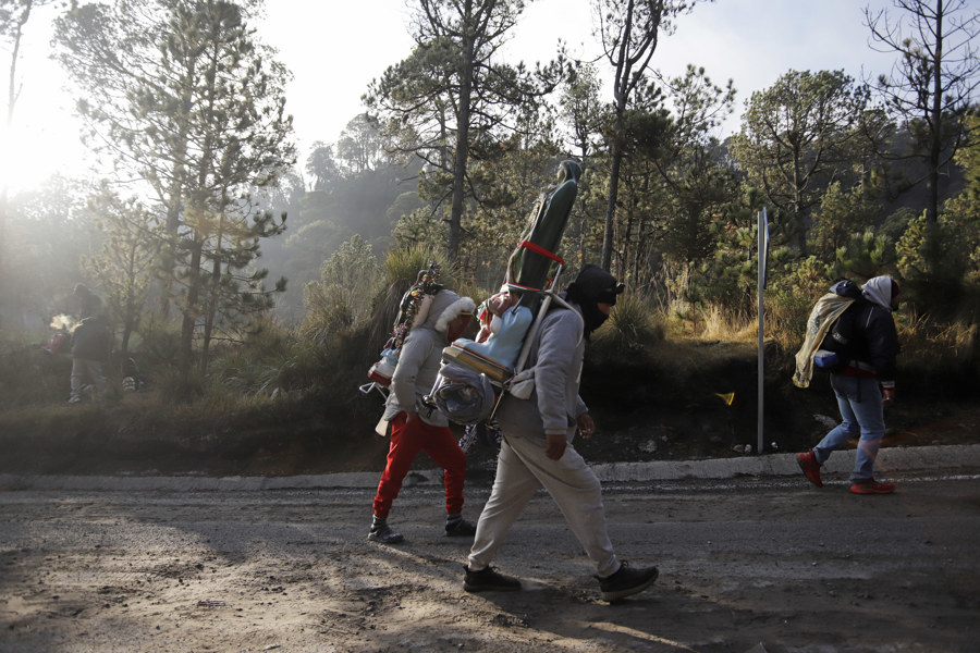 Peregrinos mexicanos inician su peregrinaje anual al templo de la Virgen de Guadalupe Peregrinos