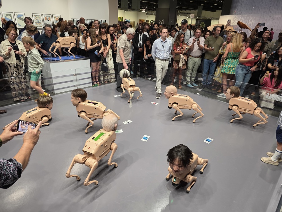 Perros robóticos con rostros de Musk, Bezos y Picasso acaparan la atención en Art Basel