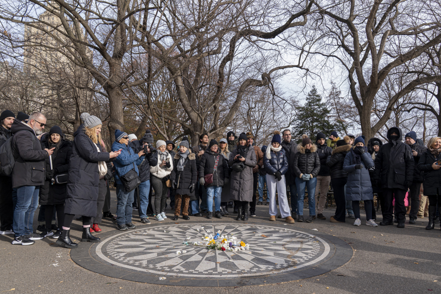 "John vive": cientos de fans recuerdan a Lennon 45 a&ntilde;os despu&eacute;s de su muerte en Nueva York